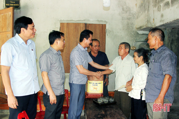 Lãnh đạo Hà Tĩnh thăm hỏi, tặng quà các gia đình chính sách ở Kỳ Anh