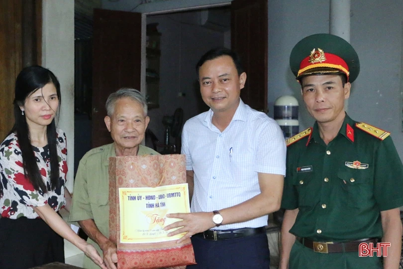 Thăm hỏi, tặng quà gia đình thương binh, liệt sỹ nhân ngày 27/7