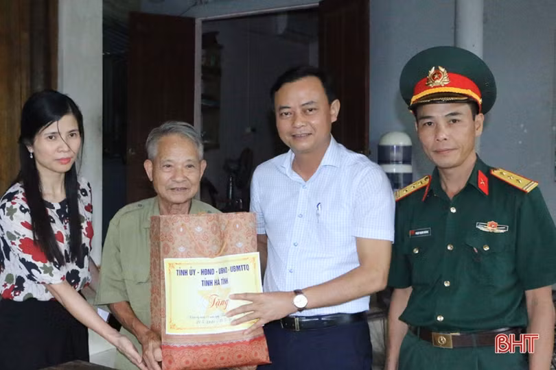 Thăm hỏi, tặng quà gia đình thương binh, liệt sỹ nhân ngày 27/7