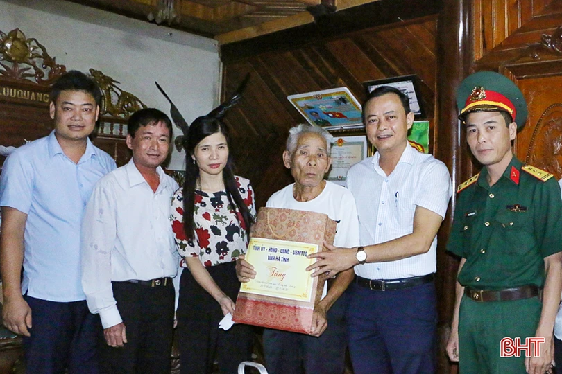 Thăm hỏi, tặng quà gia đình thương binh, liệt sỹ nhân ngày 27/7