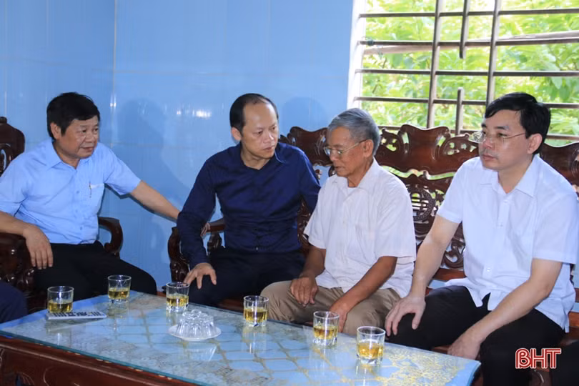 Lãnh đạo Hà Tĩnh thăm hỏi, tặng quà các gia đình chính sách ở Kỳ Anh