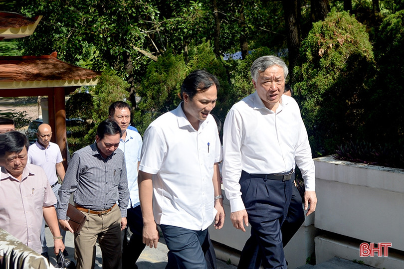 Chánh án Toà án nhân dân Tối cao tặng quà gia đình chính sách tại Hà Tĩnh