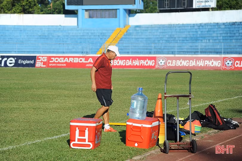 Cầu thủ Hồng Lĩnh Hà Tĩnh làm quen sân Lạch Tray trước ngày đối đầu CLB Hải Phòng