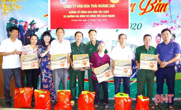 Bộ đội Biên phòng Hà Tĩnh phối hợp trao 42 suất quà cho bà con dân tộc Chứt