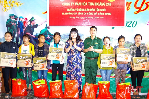 Bộ đội Biên phòng Hà Tĩnh phối hợp trao 42 suất quà cho bà con dân tộc Chứt