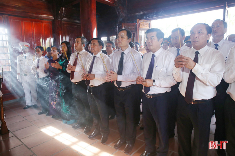 Đoàn đại biểu tỉnh Hà Tĩnh dâng hương tưởng niệm Chủ tịch Hồ Chí Minh