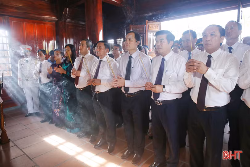 Đoàn đại biểu tỉnh Hà Tĩnh dâng hương tưởng niệm Chủ tịch Hồ Chí Minh