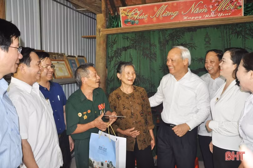 Phó Chủ tịch Quốc hội Uông Chu Lưu thăm hỏi gia đình chính sách tại Hà Tĩnh