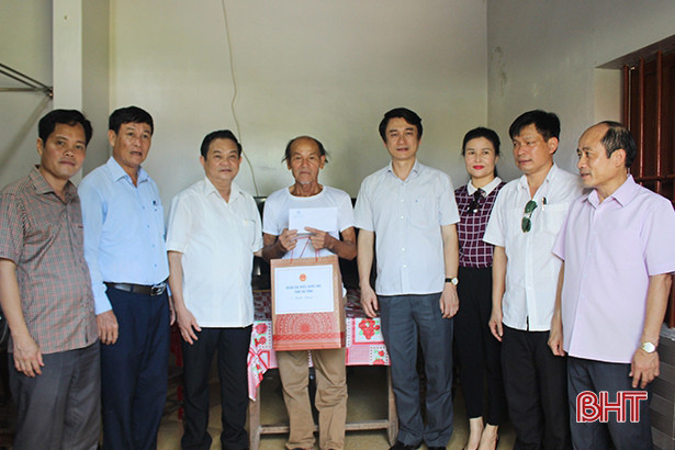 Đoàn ĐBQH Hà Tĩnh tặng quà các gia đình chính sách ở Thạch Hà