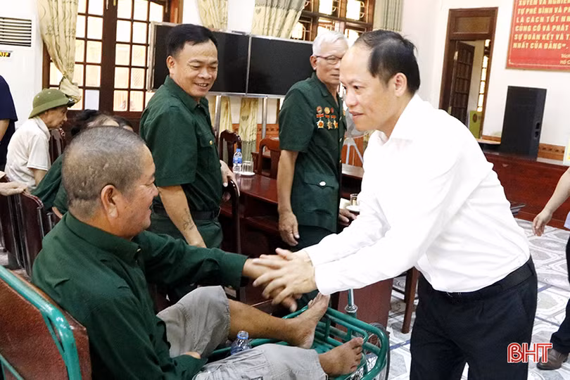 Tặng quà các đơn vị chăm sóc người có công tại Nghệ An