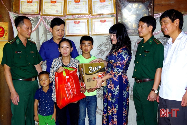 Bộ đội Biên phòng Hà Tĩnh phối hợp trao 42 suất quà cho bà con dân tộc Chứt