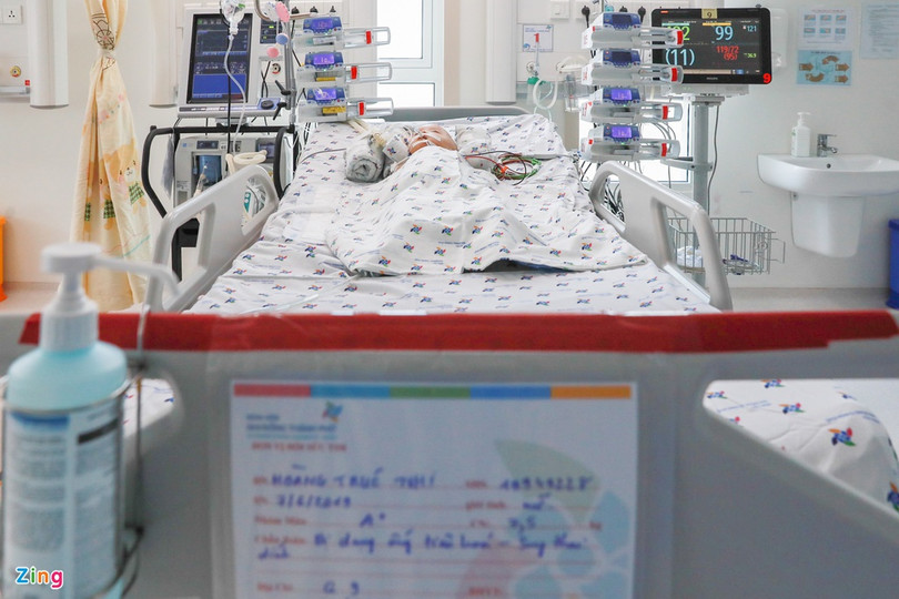 Phó Chủ tịch nước thăm hai bé song sinh dính liền vừa tách rời