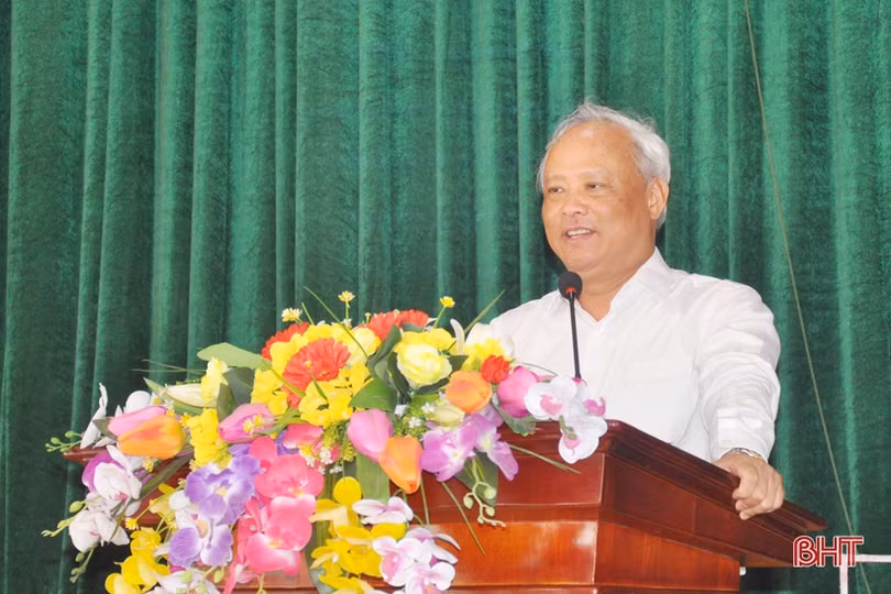 Phó Chủ tịch Quốc hội Uông Chu Lưu tặng quà người có công ở Nghi Xuân