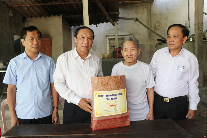 Thăm hỏi, tặng quà gia đình thương binh, liệt sỹ nhân ngày 27/7