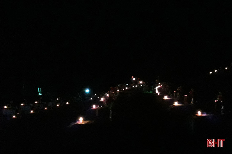 Dâng hương hoa, thắp nến tri ân tại nghĩa trang liệt sỹ ở Hà Tĩnh