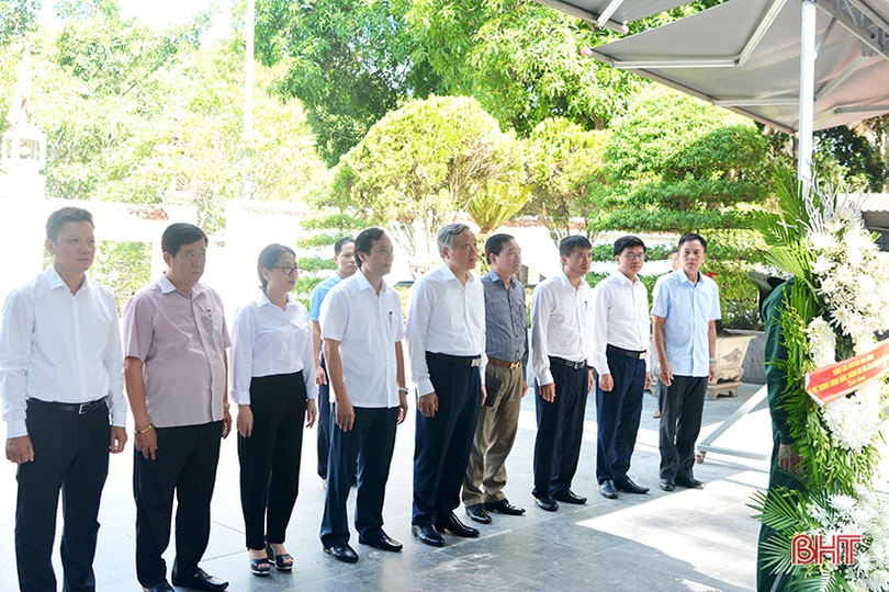 Chánh án Toà án nhân dân Tối cao tặng quà gia đình chính sách tại Hà Tĩnh