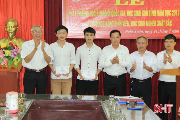 Quỹ Khuyến học, khuyến tài Nguyễn Du trao gần 1 tỷ đồng cho giáo viên, học sinh Hà Tĩnh ảnh 8 Quỹ Khuyến học, khuyến tài Nguyễn Du trao gần 1 tỷ đồng cho giáo viên, học sinh Hà Tĩnh