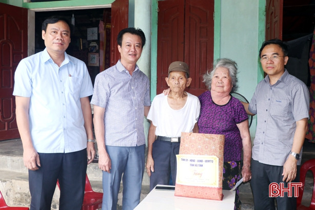 Lãnh đạo Hà Tĩnh thăm hỏi, tặng quà các gia đình chính sách ở Kỳ Anh
