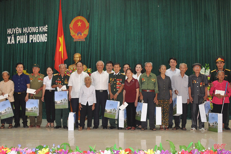 Phó Chủ tịch Quốc hội Uông Chu Lưu thăm hỏi gia đình chính sách tại Hà Tĩnh