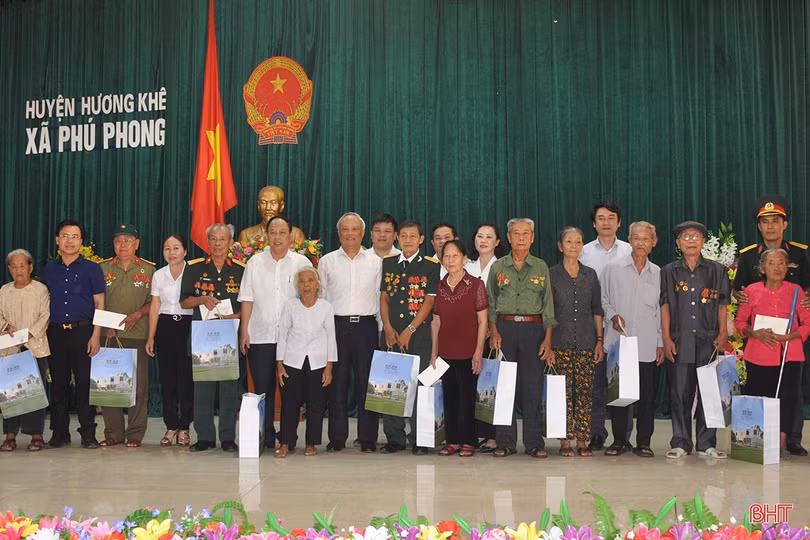 Phó Chủ tịch Quốc hội Uông Chu Lưu thăm hỏi gia đình chính sách tại Hà Tĩnh