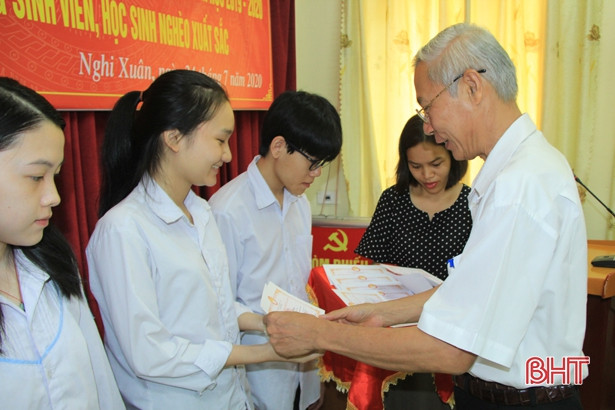 Nghi Xuân trao thưởng 53 học sinh giỏi và sinh viên, học sinh nghèo vượt khó