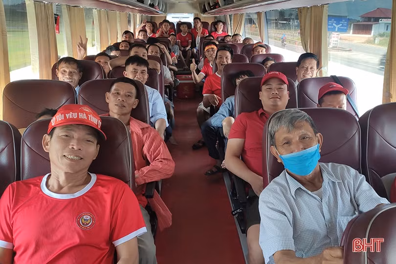 Cổ động viên Hà Tĩnh tiếp lửa trên sân Lạch Tray - Hải Phòng