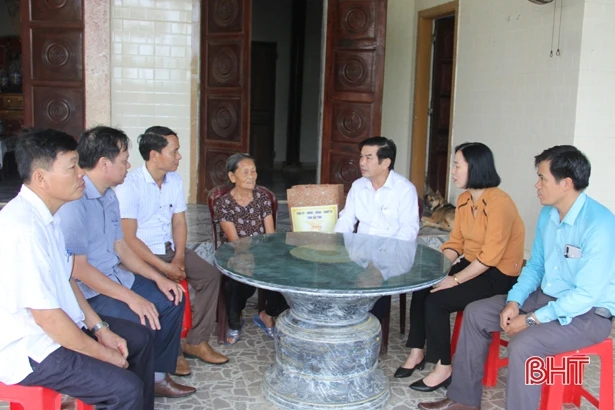 Thăm hỏi, tặng quà gia đình thương binh, liệt sỹ nhân ngày 27/7