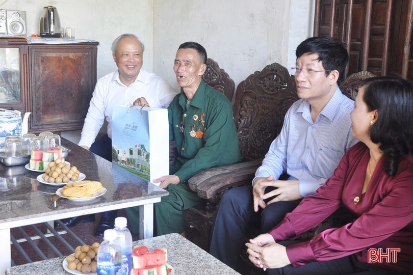 Phó Chủ tịch Quốc hội Uông Chu Lưu tặng quà người có công ở Nghi Xuân