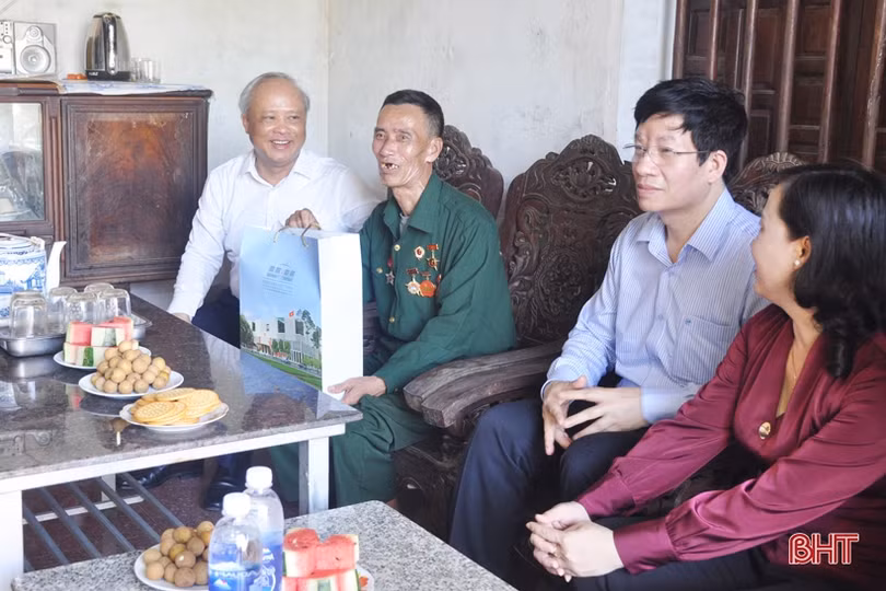 Phó Chủ tịch Quốc hội Uông Chu Lưu tặng quà người có công ở Nghi Xuân