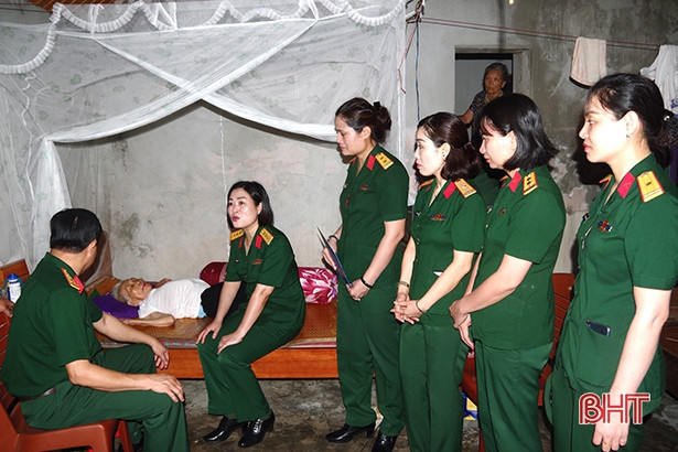 Ban Phụ nữ Quân đội tặng quà các đối tượng chính sách trên địa bàn Hà Tĩnh