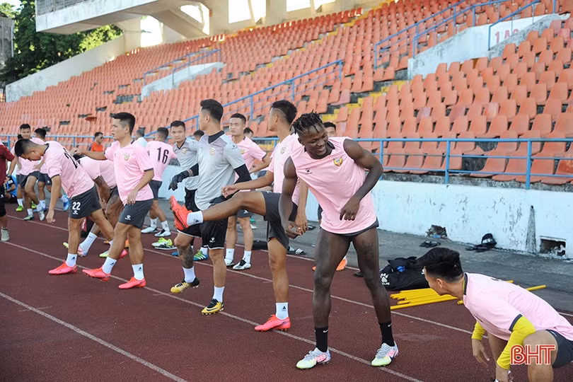 Cầu thủ Hồng Lĩnh Hà Tĩnh làm quen sân Lạch Tray trước ngày đối đầu CLB Hải Phòng