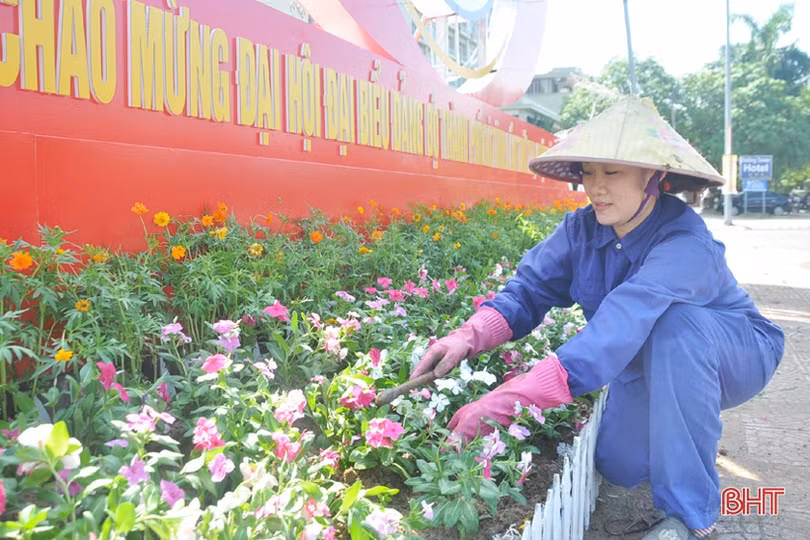 “Tô điểm” phố phường Hà Tĩnh mừng đại hội Đảng các cấp