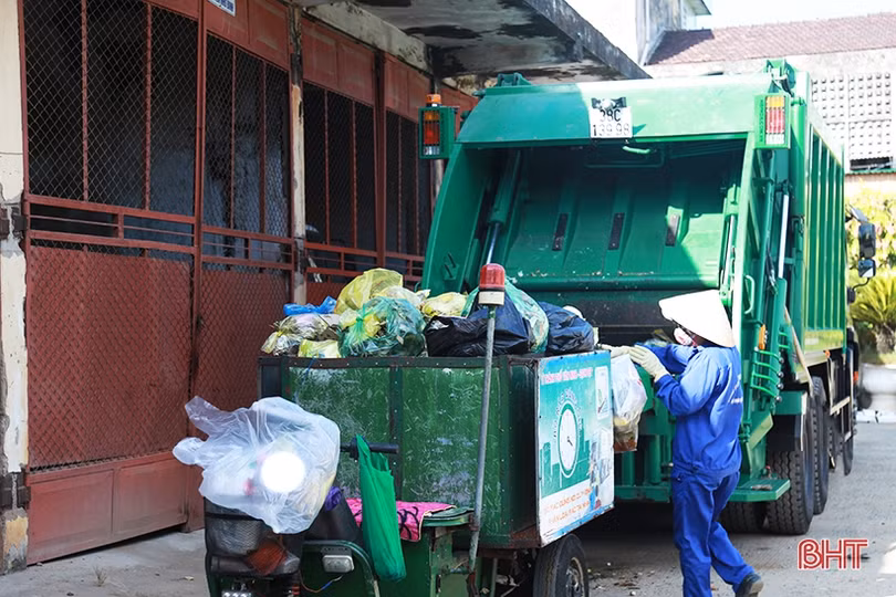 “Tô điểm” phố phường Hà Tĩnh mừng đại hội Đảng các cấp