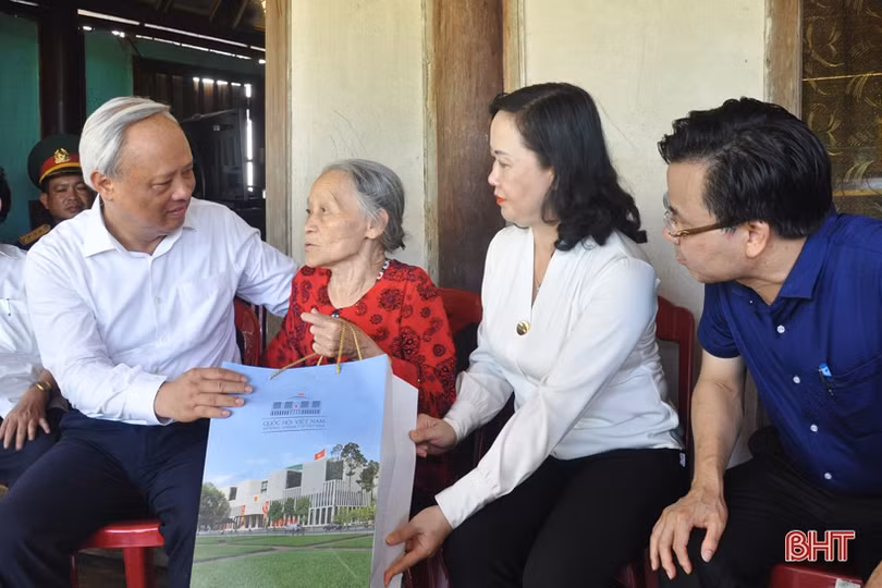 Phó Chủ tịch Quốc hội Uông Chu Lưu thăm hỏi gia đình chính sách tại Hà Tĩnh