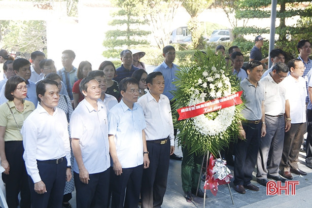 Đoàn công tác Ủy ban Kiểm tra Trung ương dâng hương tại các địa chỉ đỏ ở Hà Tĩnh