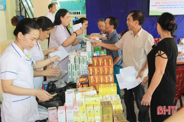 Khám, cấp thuốc miễn phí cho các đối tượng chính sách ở Nghi Xuân, Hương Khê