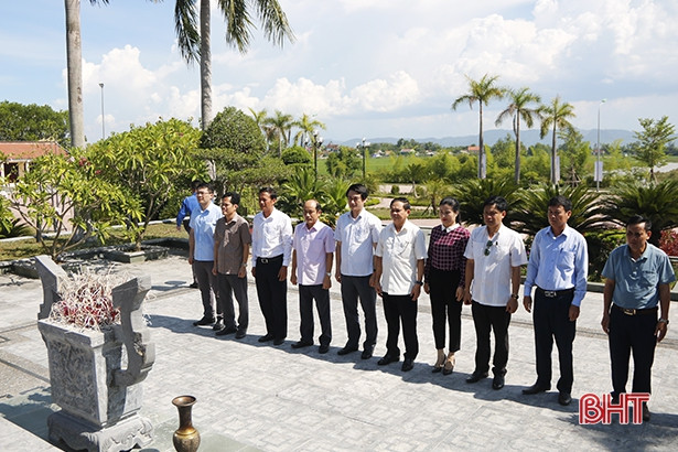 Đoàn ĐBQH Hà Tĩnh tặng quà các gia đình chính sách ở Thạch Hà