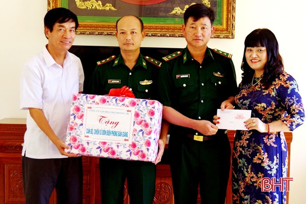 Bộ đội Biên phòng Hà Tĩnh phối hợp trao 42 suất quà cho bà con dân tộc Chứt