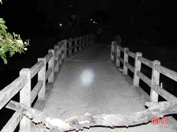 Tàu chở cát đâm gãy trụ cầu dân sinh ở Đức Thọ