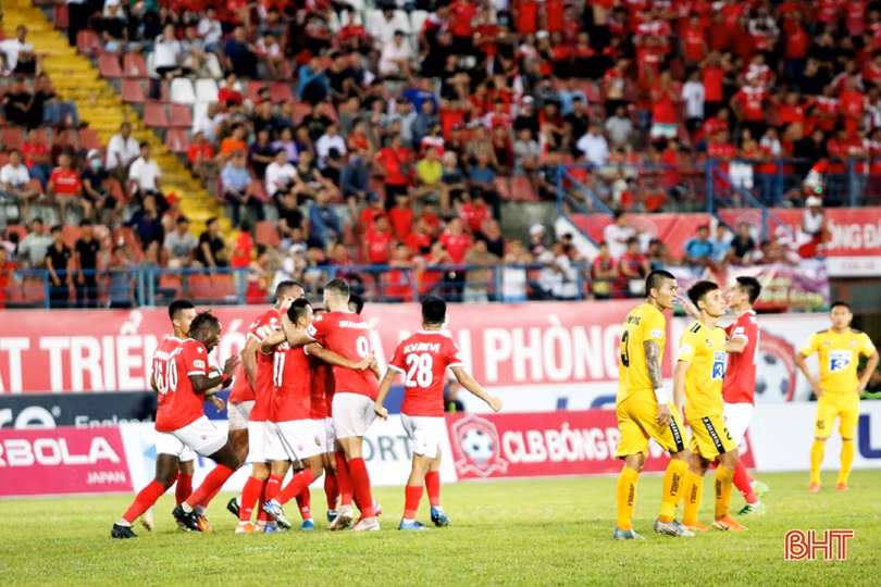 Hồng Lĩnh Hà Tĩnh thoát thua trước Hải Phòng nhờ chân sút từ ghế dự bị