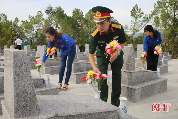 Tuổi trẻ Hà Tĩnh dâng gần 6.000 bông sen lên các ngôi mộ liệt sỹ 