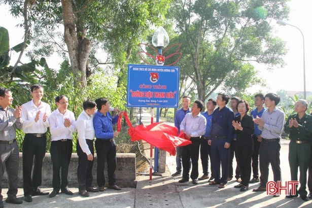 Nghĩa trang Liệt sỹ Quốc gia Nầm đón hàng trăm người đến dâng hương tưởng nhớ, tri ân