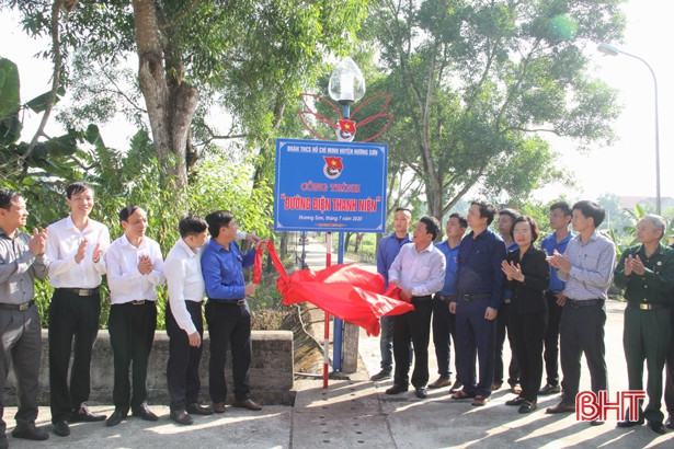 Nghĩa trang Liệt sỹ Quốc gia Nầm đón hàng trăm người đến dâng hương tưởng nhớ, tri ân