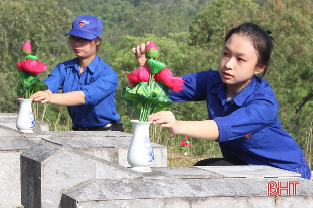 Nghĩa trang Liệt sỹ Quốc gia Nầm đón hàng trăm người đến dâng hương tưởng nhớ, tri ân