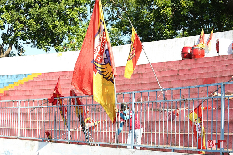 Cổ động viên Hà Tĩnh tiếp lửa trên sân Lạch Tray - Hải Phòng