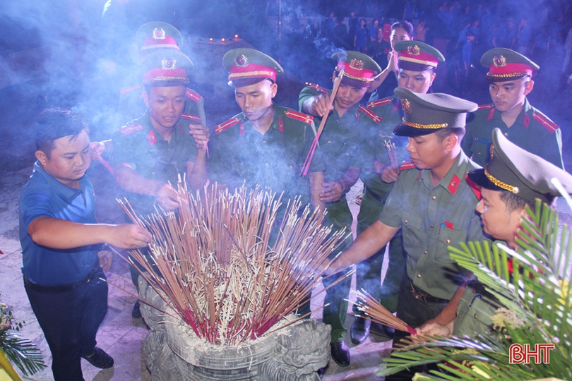 Dâng hương hoa, thắp nến tri ân tại nghĩa trang liệt sỹ ở Hà Tĩnh