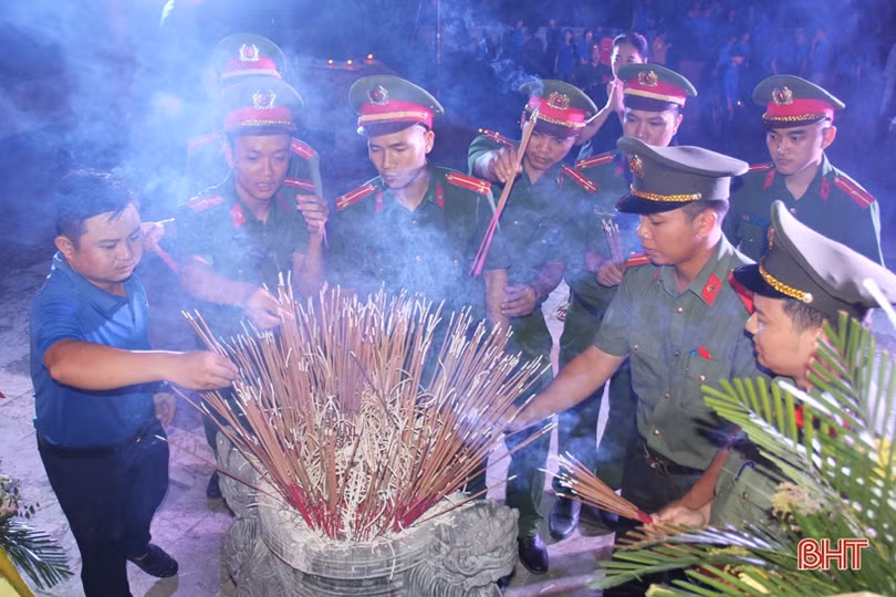 Dâng hương hoa, thắp nến tri ân tại nghĩa trang liệt sỹ ở Hà Tĩnh