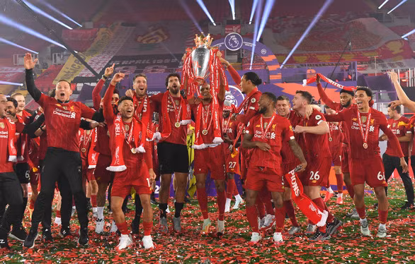 Chùm ảnh Liverpool giơ cao cúp vô địch Premier League sau 30 chờ đợi
