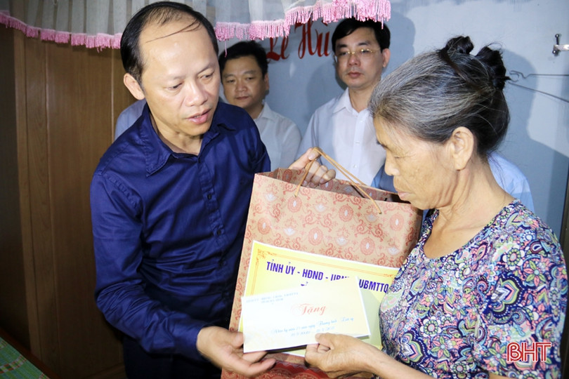 Lãnh đạo Hà Tĩnh thăm hỏi, tặng quà các gia đình chính sách ở Kỳ Anh