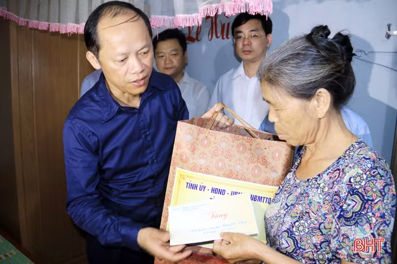 Lãnh đạo Hà Tĩnh thăm hỏi, tặng quà các gia đình chính sách ở Kỳ Anh